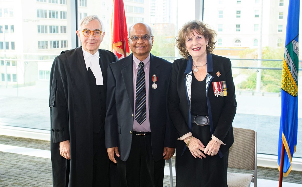 Manish presenting cheque